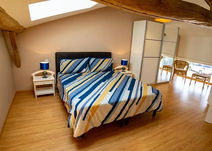 Les Du Vigneron Et Cd'h Bed and breakfast 4*